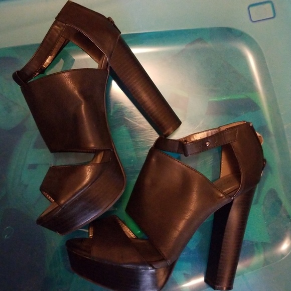 Sandals - Picture 1 of 4